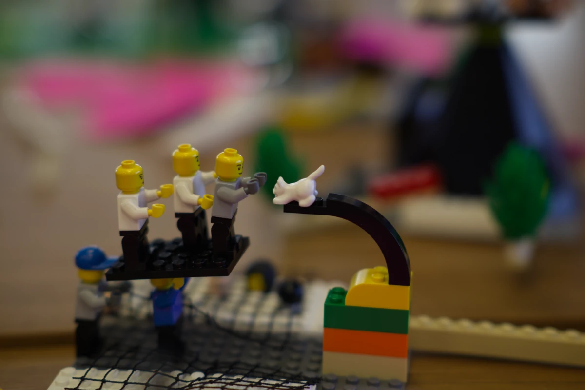 lego-model-creative-cat-rescue A colorful LEGO model showing minifigures working together to rescue a cat